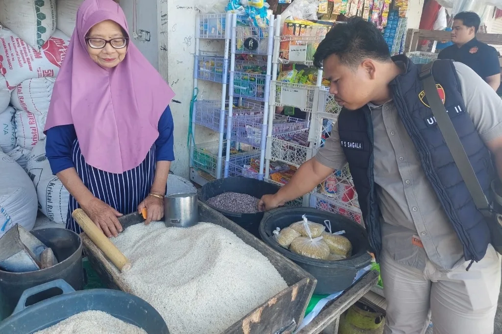 Pasca Idul Fitri Polres Lebong Sidak Harga Sembako di Pasar Muara Aman