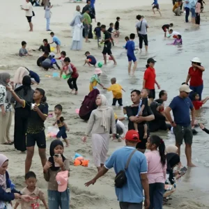 Pengunjung Pantai Ancol di Akhir Liburan Lebaran 2025 Tembus 51.456 Orang