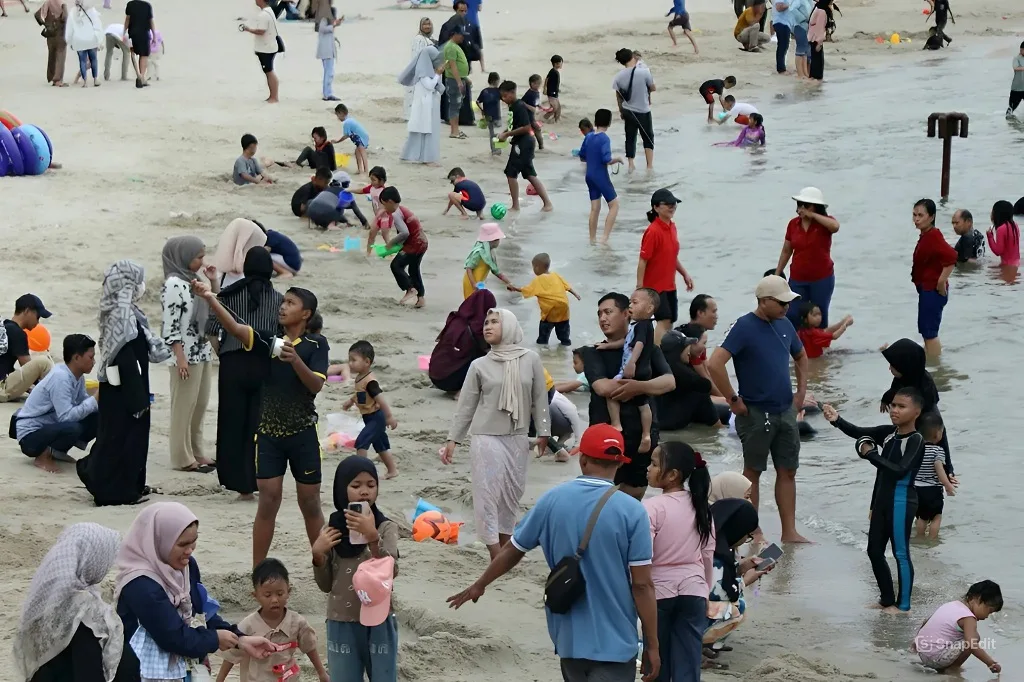 Pengunjung Pantai Ancol di Akhir Liburan Lebaran 2025 Tembus 51.456 Orang