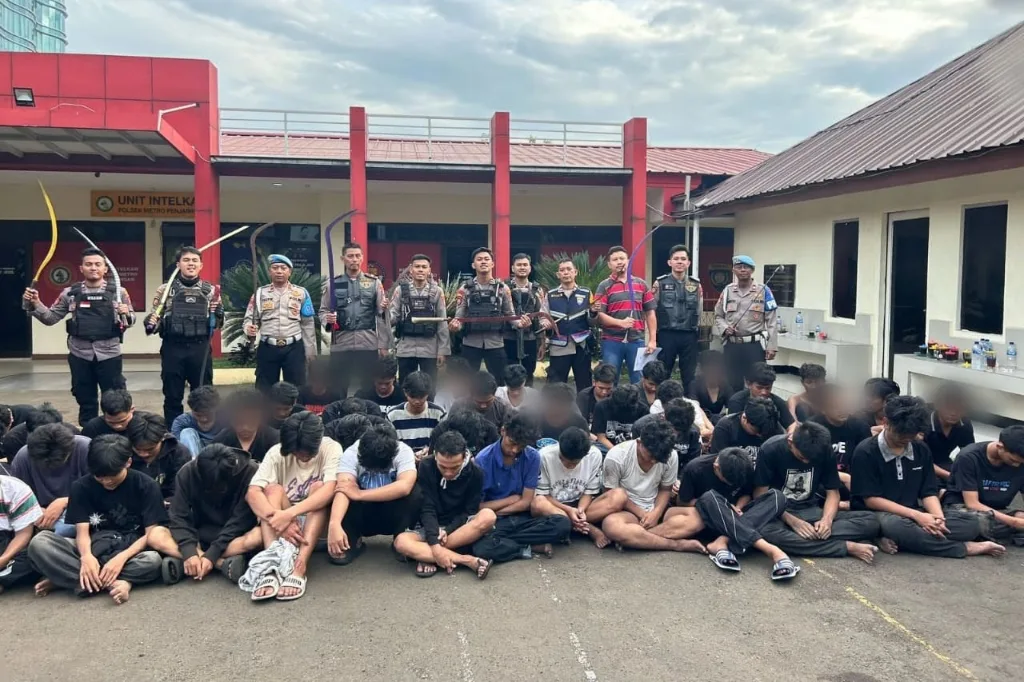 Polisi Gagalkan Aksi Tawuran: 47 Remaja Ditangkap, Celurit hingga Samurai Disita
