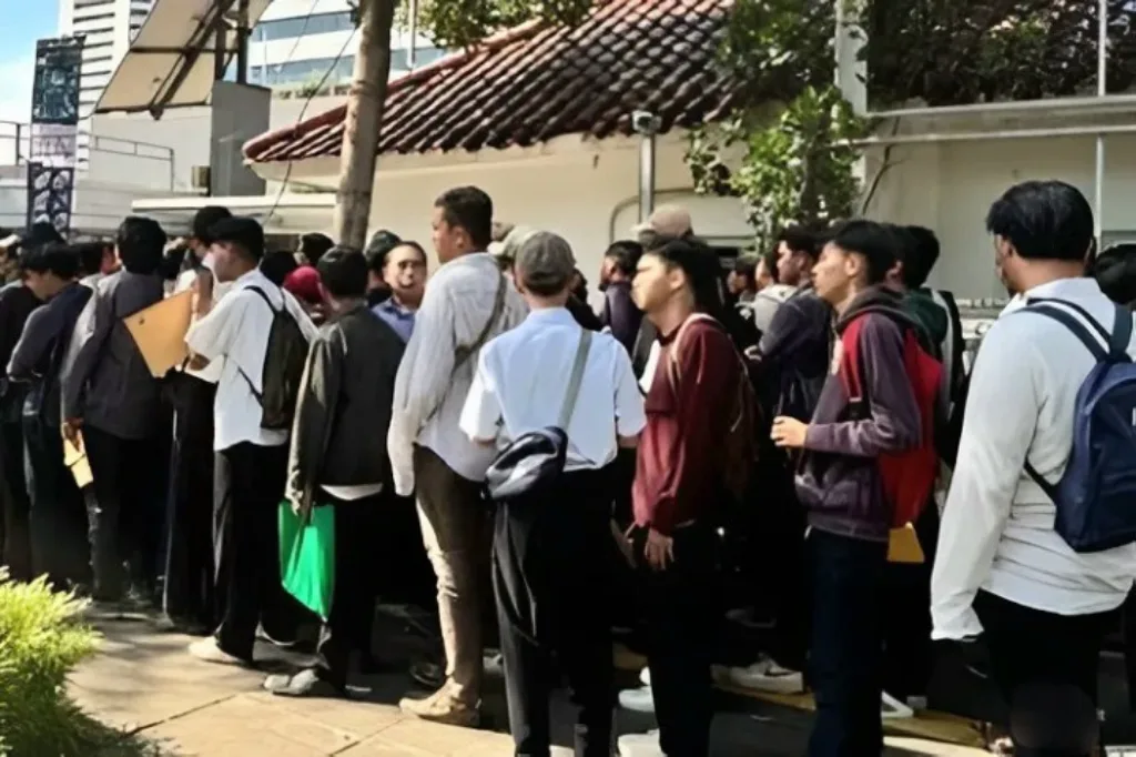 Ratusan Calon Pelamar Kerja Padati Kantor Balai Kota DKI Jakarta