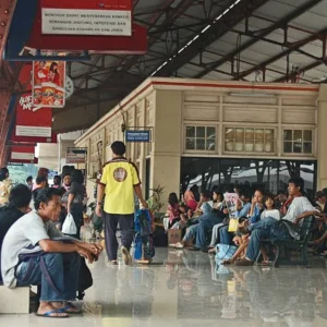 Stasiun Pasar Senen Masih Ramai Pemudik di Hari Kedua Lebaran 1446H/2025