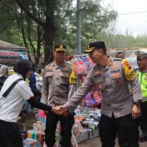 Tingkatkan Keamanan Pengunjung: Kapolres Tegal Kota Lakukan Patroli di Objek Wisata Pantai