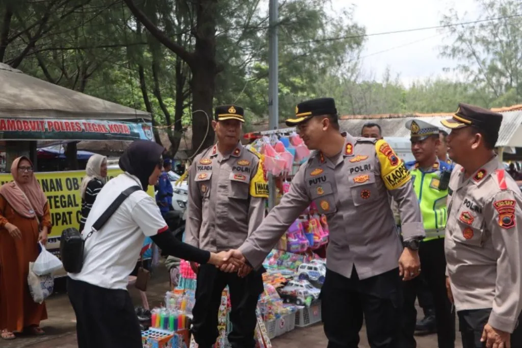 Tingkatkan Keamanan Pengunjung: Kapolres Tegal Kota Lakukan Patroli di Objek Wisata Pantai