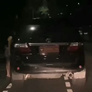 Viral! Mobil Dinas Kemhan Diduga Terlibat Negosiasi dengan PSK di Pinggir Jalan Viral! Mobil Dinas Kemhan Diduga Terlibat Negosiasi dengan PSK di Pinggir Jalan