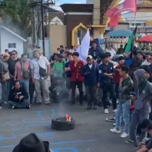 Aksi May Day 2025 di Bengkulu: Mahasiswa Sempat Ricuh dan Bakar Ban