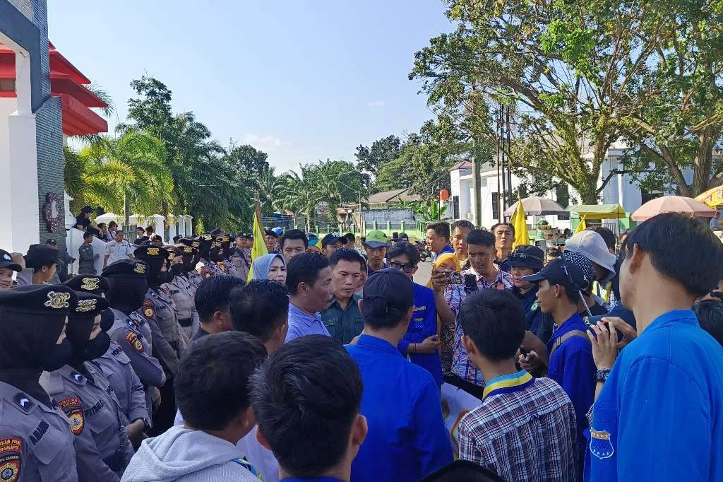 Anggota DPRD Provinsi Bengkulu Dampingi Mahasiswa PMII Demo di Depan Kantor Gubernur
