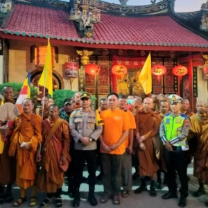 Biksu Thudong Disambut Hangat di Tegal, Polisi dan TNI Lakukan Pengawalan Ketat