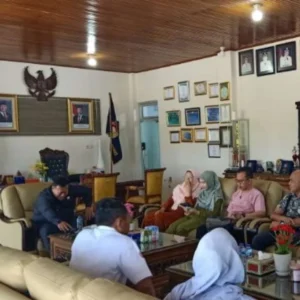 Bupati Choirul Huda Temui Dokter Spesialis RSUD, Tegaskan Komitmen Perbaiki Layanan Kesehatan Bupati Choirul Huda Temui Dokter Spesialis RSUD, Tegaskan Komitmen Perbaiki Layanan Kesehatan