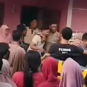 Diduga Selingkuh: Oknum Perangkat Desa Ujungrusi Kabupaten Tegal Digerebek Warga