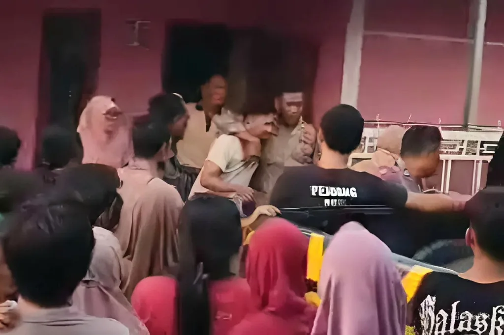 Diduga Selingkuh: Oknum Perangkat Desa Ujungrusi Kabupaten Tegal Digerebek Warga