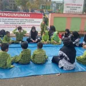 Gerbang Digembok, Murid TK Permata Bunda Bengkulu Terpaksa Belajar di Jalan Gerbang Digembok, Murid TK Permata Bunda Bengkulu Terpaksa Belajar di Jalan