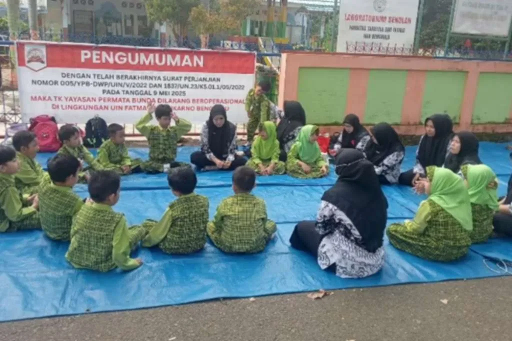 Gerbang Digembok, Murid TK Permata Bunda Bengkulu Terpaksa Belajar di Jalan