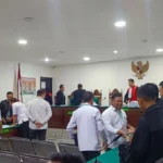 Rohidin Bantah Wajibkan Pejabat Sumbang Uang: “Saya Tidak Pernah Menegaskan Harus Membantu Materil” Hakim Minta Uang Pilkada Yang Masih Ada Diserahkan ke KPK: “Masukkan ke Kas Negara” Sidang ke-4 Rohidin Mersyah Digelar Besok, Saksi ASN Bengkulu Tengah Bersiap Diperiksa