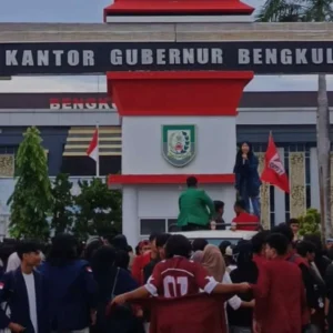 Krisis BBM dan Pajak Kendaraan Naik, Kantor Gubernur Bengkulu di Demo