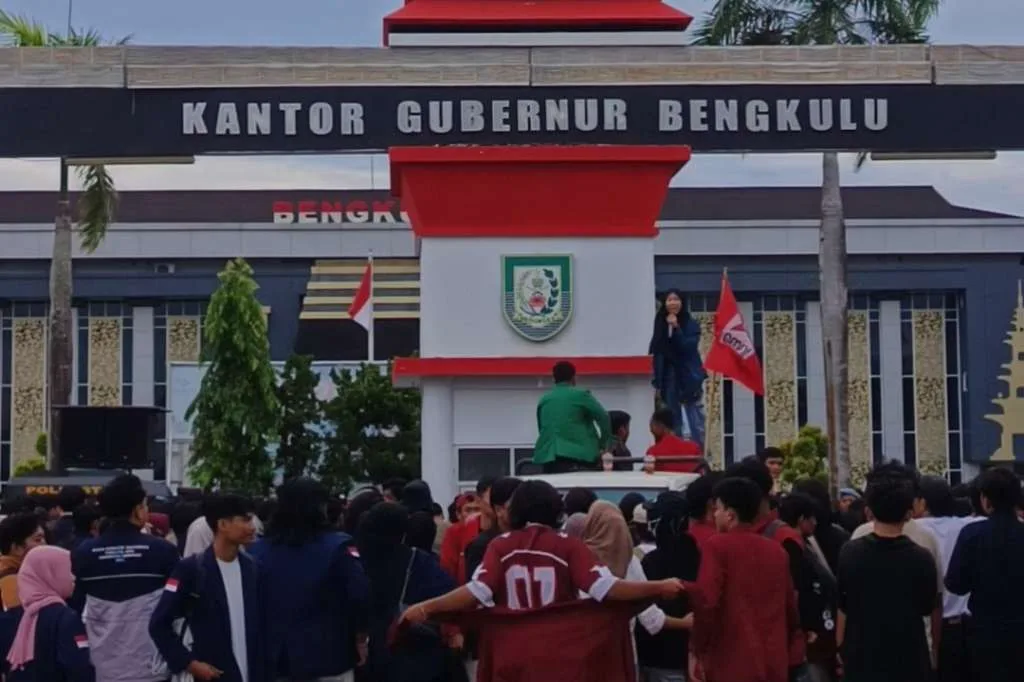 Krisis BBM dan Pajak Kendaraan Naik, Kantor Gubernur Bengkulu di Demo