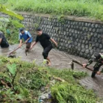 LPMK Klampok dan Bhabinsa bersama Warga Lakukan Kerja Bakti Pembersihan Sungai