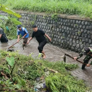 LPMK Klampok dan Bhabinsa bersama Warga Lakukan Kerja Bakti Pembersihan Sungai LPMK Klampok dan Bhabinsa bersama Warga Lakukan Kerja Bakti Pembersihan Sungai