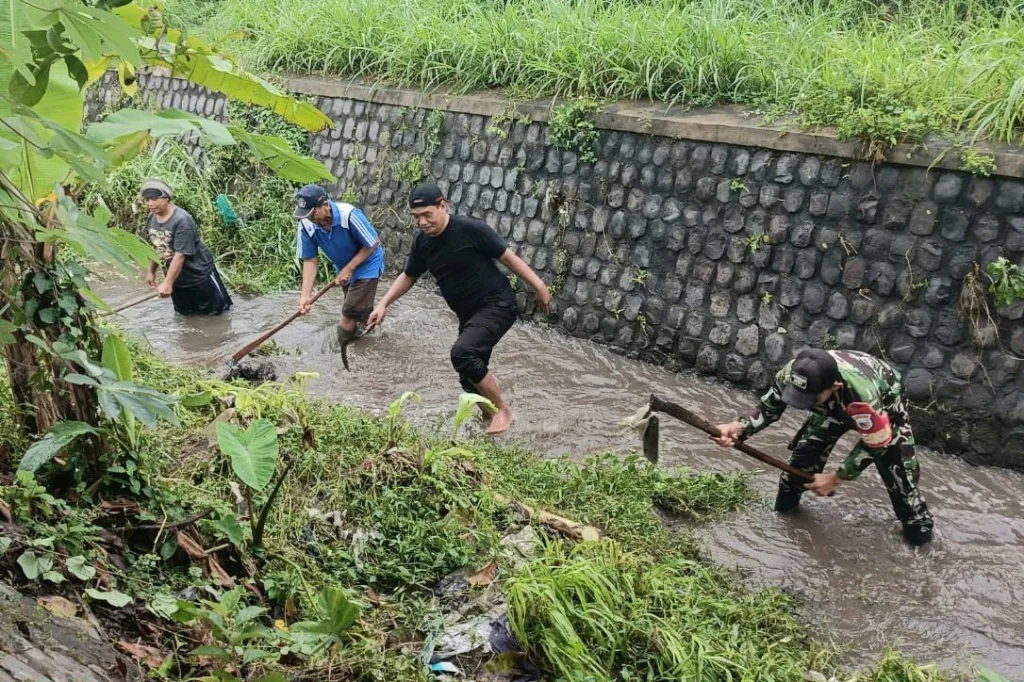 LPMK Klampok dan Bhabinsa bersama Warga Lakukan Kerja Bakti Pembersihan Sungai