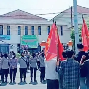 Massa Geruduk PN Bengkulu, Desak KPK Sikat Pengusaha Batu Bara Terkait Rohidin Mersyah Massa Akan Geruduk PN, Desak KPK Sikat Pengusaha Batu Bara Terkait Rohidin Mersyah