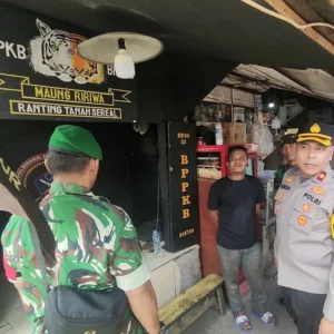 Operasi Berantas Jaya: Polsek Tambora Jakbar bersama TNI Tertibkan Aktribut Ormas