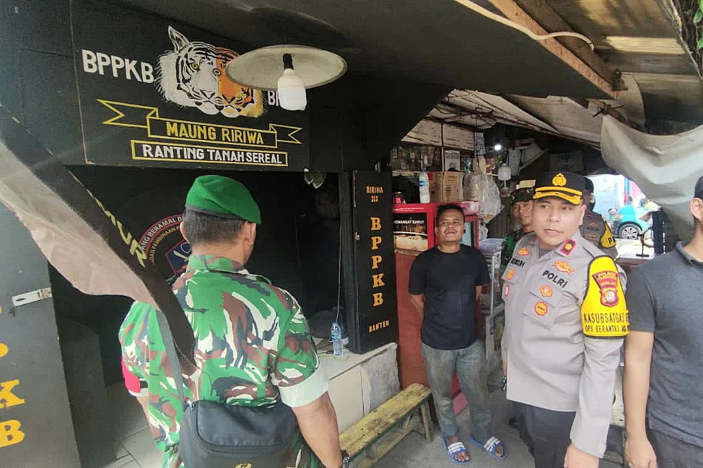 Operasi Berantas Jaya: Polsek Tambora Jakbar bersama TNI Tertibkan Aktribut Ormas