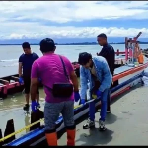 Pasca Tragedi Kapal Wisata Karam, Polisi Pasang Garis Polisi dan Periksa ABK Pasca Tragedi Kapal Wisata Karam, Polisi Pasang Garis Polisi dan Periksa ABK