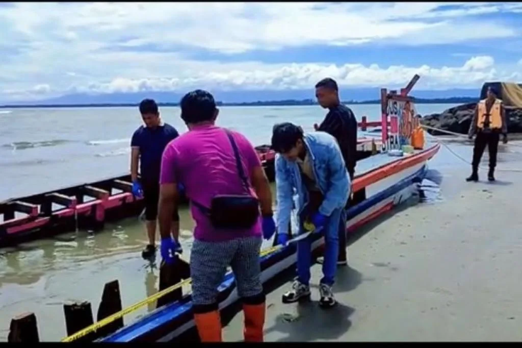 Pasca Tragedi Kapal Wisata Karam, Polisi Pasang Garis Polisi dan Periksa ABK