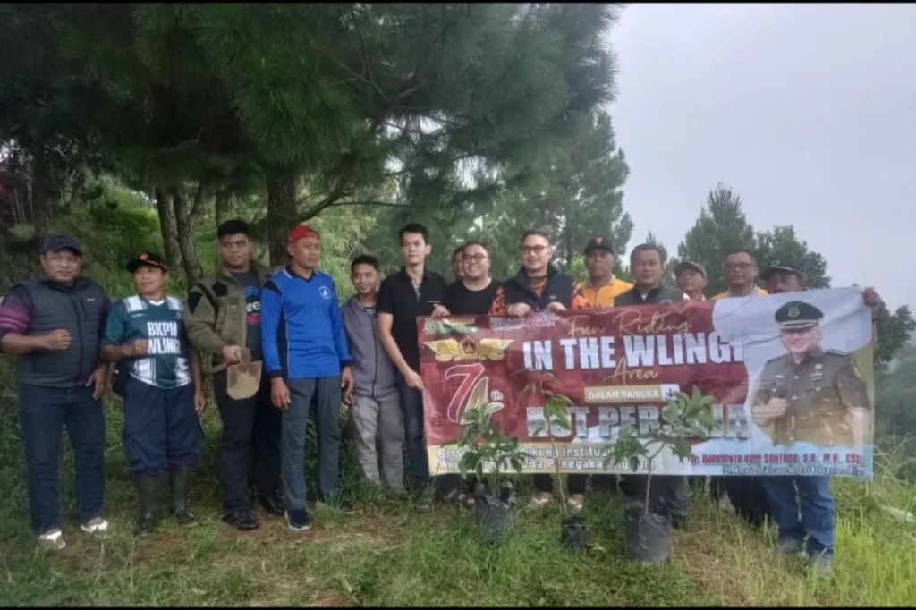 Perhutani bersama Kejari Menanam di Kawasan Wisata Puncak Sekawan