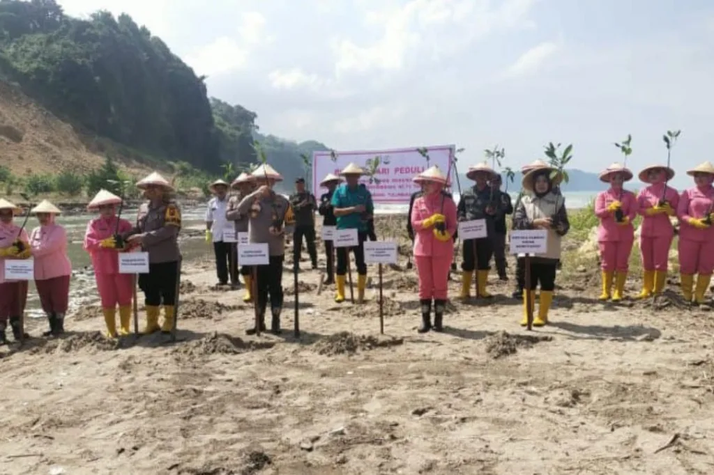 Perhutani KPH Blitar dan Polres Tulungagung Lakukan Baksos Penanaman Mangrove di Pantai Sine