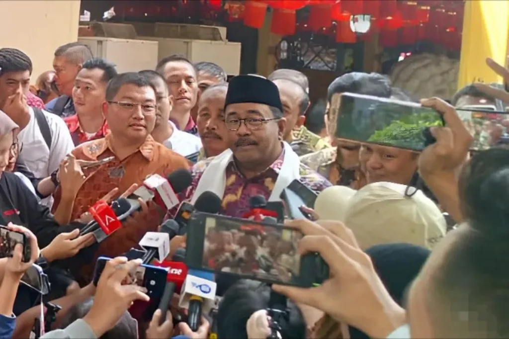 Rano Karno Hadiri Perayaan Tri Suci Waisak 2569 di Wihara Ekayana Arama Kebon Jeruk Jakbar