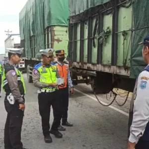 Satlantas bersama Dishub Kota Tegal Tindak 8 Kendaraan Over Load Satlantas bersama Dishub Kota Tegal Tindak 8 Kendaraan Over Load