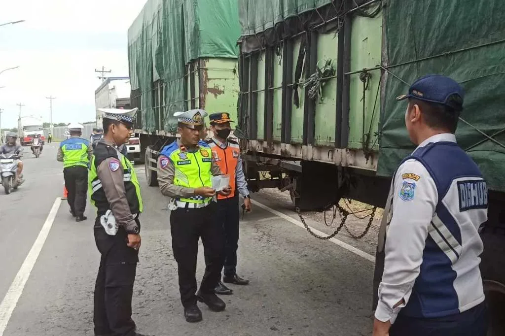 Satlantas bersama Dishub Kota Tegal Tindak 8 Kendaraan Over Load