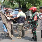 TNI, Polri hingga Satpol PP Bersihkan Atribut Ormas Dikawasan Tamansari Jakbar