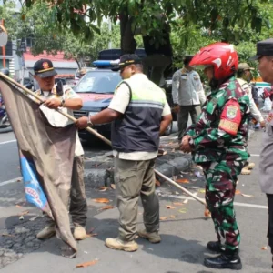 TNI, Polri hingga Satpol PP Bersihkan Atribut Ormas Dikawasan Tamansari Jakbar TNI, Polri hingga Satpol PP Bersihkan Atribut Ormas Dikawasan Tamansari Jakbar