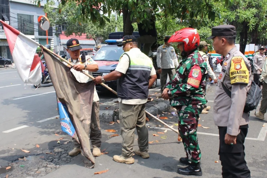 TNI, Polri hingga Satpol PP Bersihkan Atribut Ormas Dikawasan Tamansari Jakbar