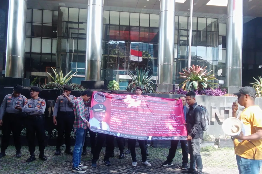 Bupati Bintuni Didemo Massa AAPK Atas Dugaan Kasus Korupsi di Bintuni