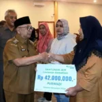 Bupati Blitar Serahkan Kartu Aji Tani untuk Pekerja Pabrik Rokok