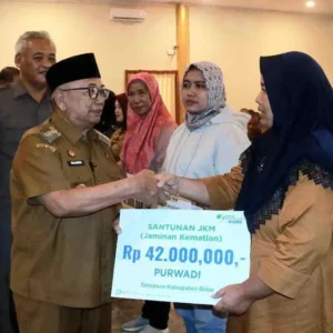 Bupati Blitar Serahkan Kartu Aji Tani untuk Pekerja Pabrik Rokok