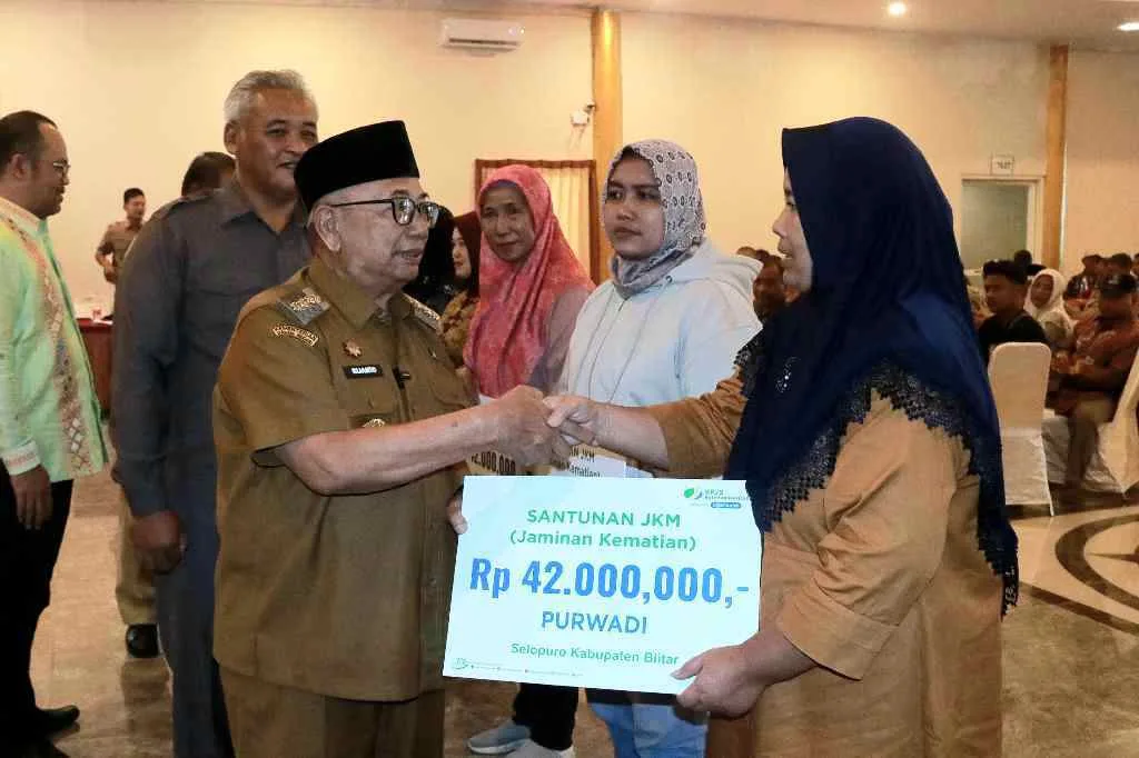 Bupati Blitar Serahkan Kartu Aji Tani untuk Pekerja Pabrik Rokok