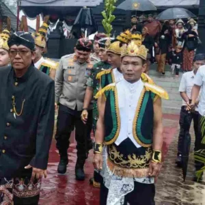 Hadiri Larung Sesaji di Pantai Tambakrejo, Ketua DPRD Kab Blitar Beri Pesan Begini