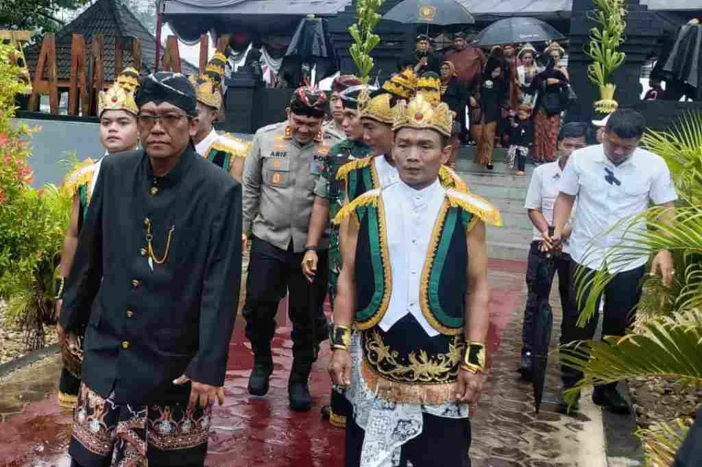 Hadiri Larung Sesaji di Pantai Tambakrejo, Ketua DPRD Kab Blitar Beri Pesan Begini