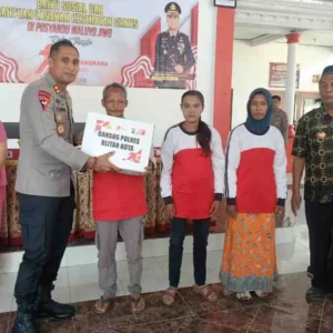 Kades_Bacem_Dampingi_Kapolresta_Blitar_Serahkan_Bansos_ke_Posyandu_Waluyo_Jiwo Kades Bacem Dampingi Kapolresta Blitar Serahkan Bansos ke Posyandu Waluyo Jiwo
