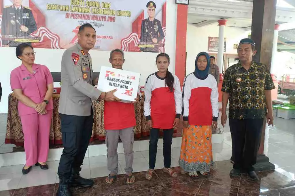 Kades Bacem Dampingi Kapolresta Blitar Serahkan Bansos ke Posyandu Waluyo Jiwo