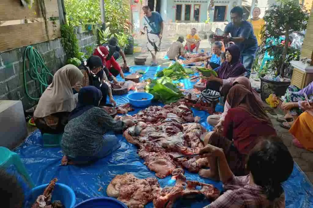 Kepedulian Lingkungan, Kemasan Daging Kurban di Tanjungsari Dibungkus Daun Jati