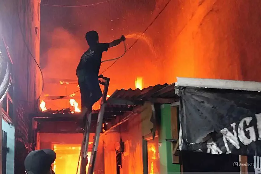 Pria Mabuk Bakar Rumah di Jaksel, Diduga Karena Cekcok dengan Istri