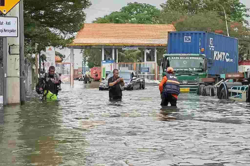 Banjir Rob Kembali Rendam Permukiman Warga Muara Angke dan Pluit Jakut