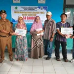 Satujuang, Lebong-Pemerintah Desa (Pemdes) Gandung, Kecamatan Lebong Utara, menyalurkan Bantuan Langsung Tunai (BLT) Dana Desa (DD) untuk bulan April-Juni tahun anggaran 2025 kepada 30 keluarga penerima manfaat (KPM), Senin (23/6/25). Penyaluran BLT tersebut diharapkan dapat membantu meningkatkan kesejahteraan masyarakat desa, terutama bagi penerima yang mayoritas lansia dan masyarakat miskin. Pjs Kepala Desa Gandung, Yudistiranda mengatakan, bahwa BLT DD tersebut disalurkan secara tepat sasaran kepada warga desa yang berhak menerima. "Kami telah melakukan verifikasi dan seleksi yang ketat untuk menentukan warga desa yang berhak menerima BLT ini," ujarnya. Dia beharap bantuan tersebut dapat membantu warga desa dalam memenuhi kebutuhan sehari-hari dan meningkatkan taraf hidup mereka. Pemerintah desa Gandung juga berharap, bahwa bantuan yang diberikan dapat dimanfaatkan dengan baik oleh warga desa untuk meningkatkan kesejahteraan mereka "Setiap KPM mendapat untuk tiga bulan ini sebesar Rp.900rb, ini triwulan kedua yang kita salurkan, untuk triwulan pertama juga telah kita salurkan," Imbuh Kades. Penyaluran BLT Desa Gandung dihadiri oleh ketua BPD dan anggota, perangkat desa, pihak kecamatan dan pendamping desa.
