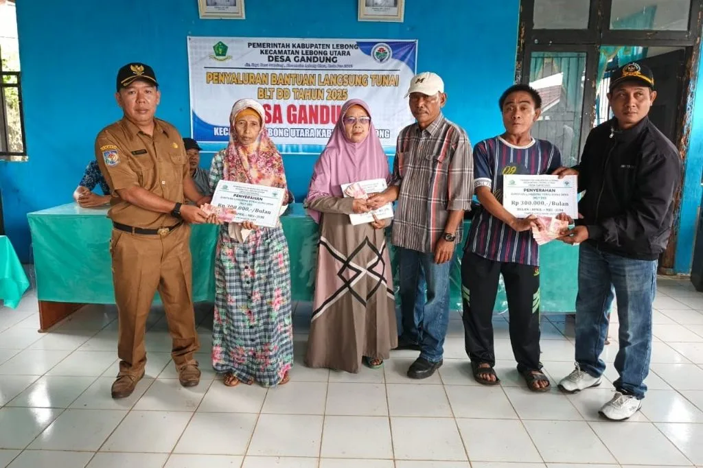 Satujuang, Lebong-Pemerintah Desa (Pemdes) Gandung, Kecamatan Lebong Utara, menyalurkan Bantuan Langsung Tunai (BLT) Dana Desa (DD) untuk bulan April-Juni tahun anggaran 2025 kepada 30 keluarga penerima manfaat (KPM), Senin (23/6/25). Penyaluran BLT tersebut diharapkan dapat membantu meningkatkan kesejahteraan masyarakat desa, terutama bagi penerima yang mayoritas lansia dan masyarakat miskin. Pjs Kepala Desa Gandung, Yudistiranda mengatakan, bahwa BLT DD tersebut disalurkan secara tepat sasaran kepada warga desa yang berhak menerima. "Kami telah melakukan verifikasi dan seleksi yang ketat untuk menentukan warga desa yang berhak menerima BLT ini," ujarnya. Dia beharap bantuan tersebut dapat membantu warga desa dalam memenuhi kebutuhan sehari-hari dan meningkatkan taraf hidup mereka. Pemerintah desa Gandung juga berharap, bahwa bantuan yang diberikan dapat dimanfaatkan dengan baik oleh warga desa untuk meningkatkan kesejahteraan mereka "Setiap KPM mendapat untuk tiga bulan ini sebesar Rp.900rb, ini triwulan kedua yang kita salurkan, untuk triwulan pertama juga telah kita salurkan," Imbuh Kades. Penyaluran BLT Desa Gandung dihadiri oleh ketua BPD dan anggota, perangkat desa, pihak kecamatan dan pendamping desa.