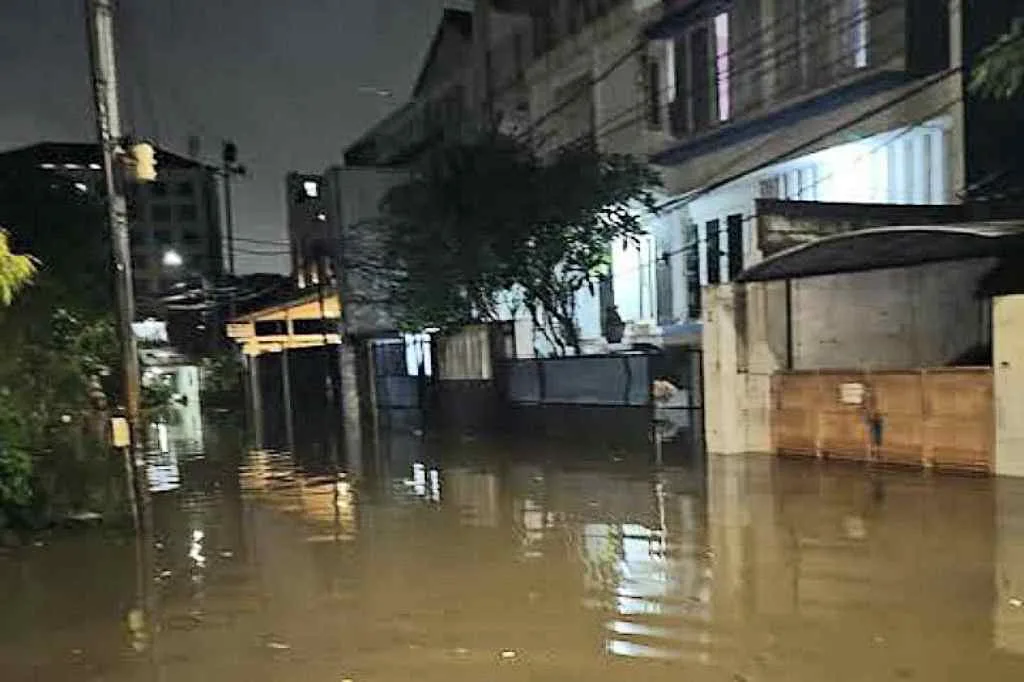 Diguyur Hujan Sejak Pagi, 29 RT di Kebayoran Baru Jaksel Terendam Banjir